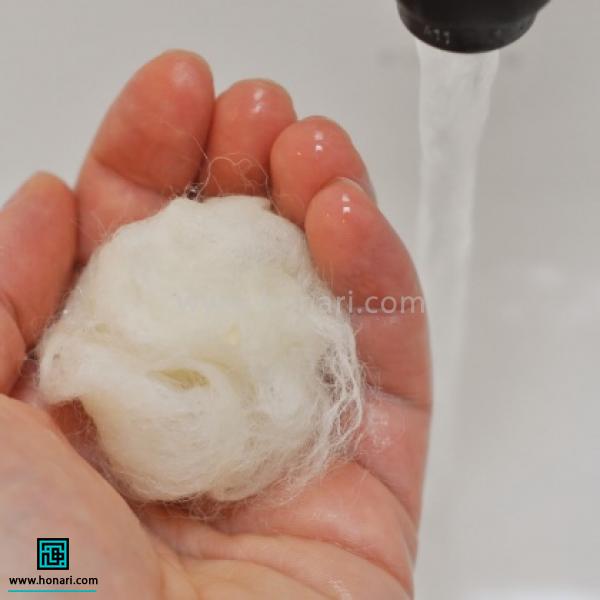 آموزش توپک نمدی با الیاف کچه دوزی-مرحله 2  در زیر آب گرم گرفته وبه آن شکل توپ شل بدهید