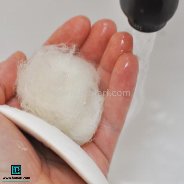 آموزش توپک نمدی با الیاف کچه دوزی-مرحله 3 صابون را اضافه کرده و به اندازه کافی الیاف را به کف صابون آغشته کنید