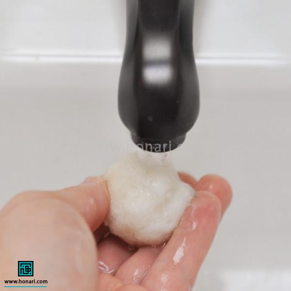 آموزش توپک نمدی با الیاف کچه دوزی-مرحله 5 . الیاف شروع به متراکم شدن می کنند، زیر آب گرم گرفته تا صابون اضافه آن شسته شود