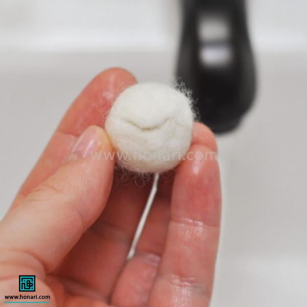 آموزش توپک نمدی با الیاف کچه دوزی-مرحله 7 الیاف شکل توپک به خود گرفته اند. در صورتی که در توپک درست شده شکستی مشاهده کردید( نیازی به خراب کردن آن نیست)