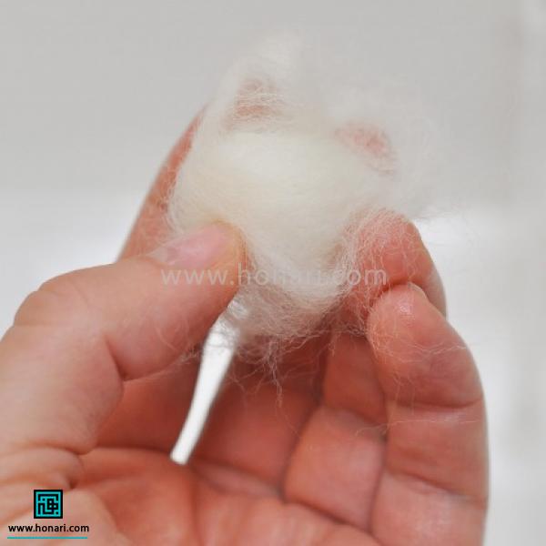 آموزش توپک نمدی با الیاف کچه دوزی-مرحله 8 یک لایه نازک از الیاف را برداشته، بر رو شکستگی توپک قرار داده