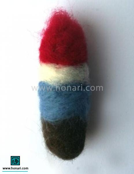 آموزش ساخت عروسک هفت کوتوله با الیاف کچه دوزی-مرحله 3 سه نوار رنگی قرمز،سفید و آبی رانیزبه دور پایه قهوه ای ( با توجه به شکل) می پیچید و با غلتاندن بین دو دست و یا سوزن زدن محکم می کنید.