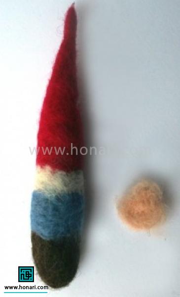 آموزش ساخت عروسک هفت کوتوله با الیاف کچه دوزی-مرحله 6 کمی از الیاف به رنگ بدن را برای صورت برداشته بین لایه سفید و قرمز قرار میدهید