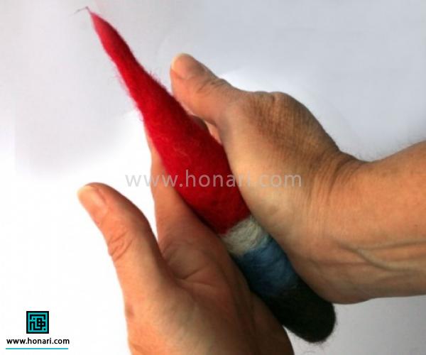 آموزش ساخت عروسک هفت کوتوله با الیاف کچه دوزی-مرحله 9 برای یکنواخت شدن الیاف را بین دو دست بغلتانید