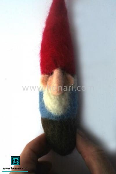 آموزش ساخت عروسک هفت کوتوله با الیاف کچه دوزی-مرحله 13 دو تکه کوچک رنگ بدن برای گوش ها و رنگ مشکی برای چشم ها رابرداشته و در محل های مدنظر که در تصویر مشخص شده ثابت می کنید