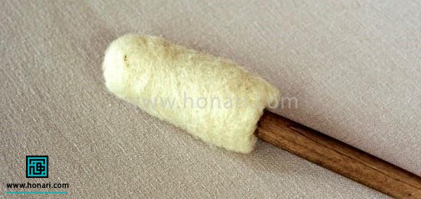 آموزش ساخت عروسک انگشتی خوک با الیاف کچه دوزی-مرحله 1 دور دسته قاشق چوبی مقداری الیاف کچه دوزی پیچیده و داخل مخلوط آب و صابون می کنیم، بین دودست قرار داده و غلتانده و با دست به الیاف فرم دهید