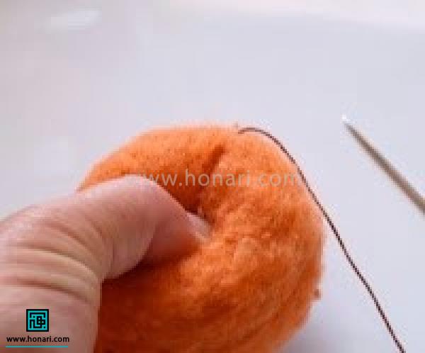 آموزش ساخت کدو تنبل با الیاف کچه دوزی-مرحله 5 با انگشت شست مرکز توپک را کمی به داخل فشار دهید