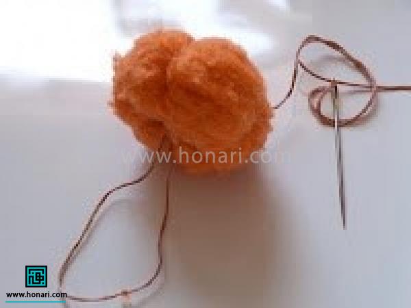 آموزش ساخت کدو تنبل با الیاف کچه دوزی-مرحله 7 به این شکل تمام دور کدو تنبل را تقسیم میکنیم به کمک نخ .