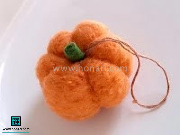 آموزش ساخت کدو تنبل با الیاف کچه دوزی-مرحله 11 با سوزن زنی ساقه را در توپک محکم کنید.