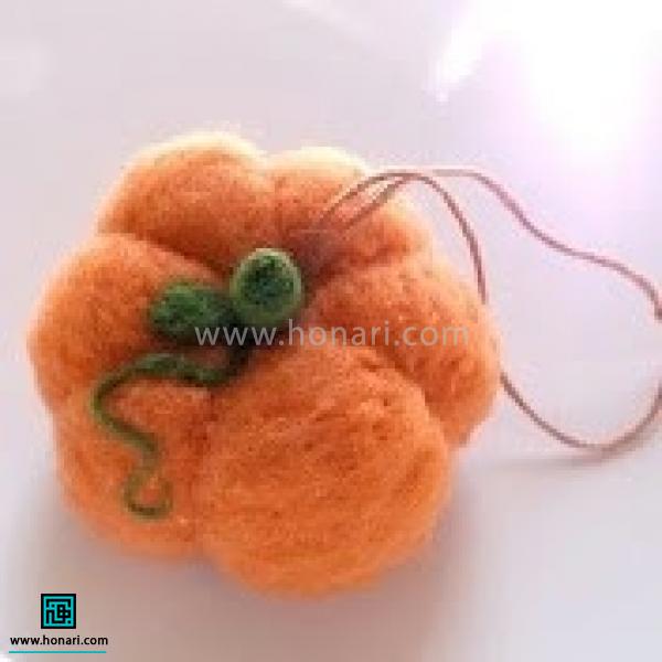 آموزش ساخت کدو تنبل با الیاف کچه دوزی-مرحله 14 با سوزن زدن برگ و ساقه رابر روی کدو تنبل ثابت کنید . حالا کدو تنبل ما آماده است . طرح های کچه دوزی تنوع زیادی دارن ، برای دیدن آموزش های بیشتر نمد دوزی اینجا کلیک کنید .