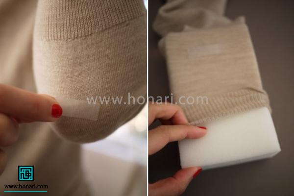 آموزش تزیین لباس با الیاف کچه دوزی-مرحله 1 مواد و ابزار مورد نیاز : الیاف طبیعی کچه دوزی ، سوزن کچه دوزی لباس مد نظر را بپوشید و با یک تکه چسب کاغذی جایی که می خواهید قلب قرار بگیرد را علامت بزنید سپس فوم و یا فرچه ی کچه دوزی را درون آستین بگذارید.