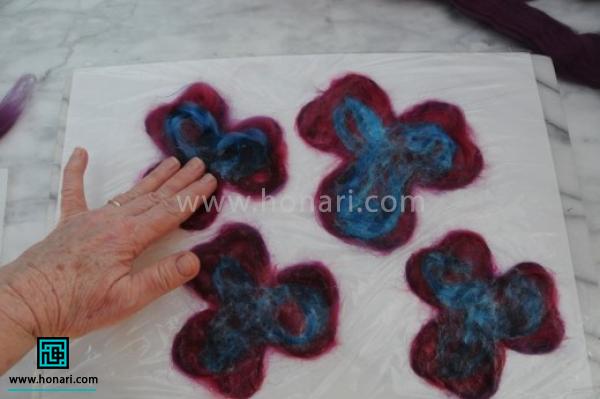 اÙÛØ§Ù ÙØ§ را با دست Ú©Ù
Û ÙØ´Ø§Ø± دÙÛØ¯ تا ÙØ´Ø±Ø¯Ù Ø´ÙÙØ¯.