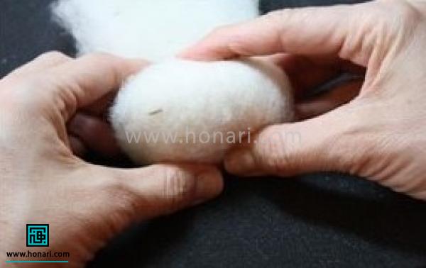 آموزش بدن عروسک با الیاف کچه دوزی-مرحله 4 رول کردن را تا جایی که می توانید محک و فشرده انجام دهید