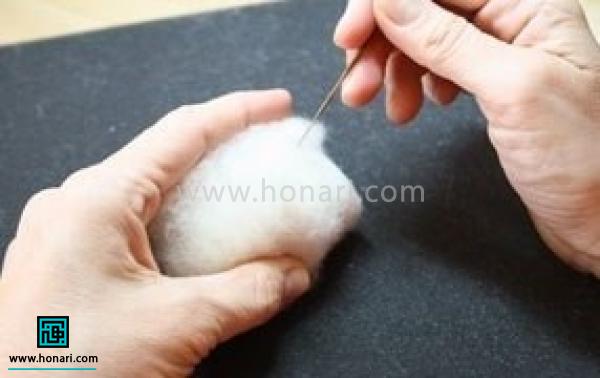 آموزش بدن عروسک با الیاف کچه دوزی-مرحله 5 انتهای رول را با سوزن زدن الیاف ثابت و محکم کنید. سپس کل الیاف رول شده را با سوزن زدن منسجم کنید.