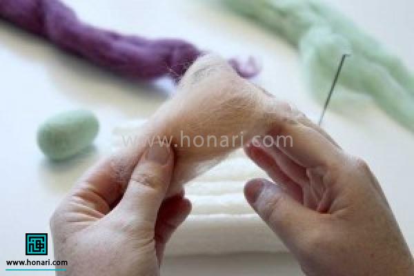 آموزش ساخت عروسک حشرات کچه دوزی-مرحله 2 برای بال مقداری الیاف بژ برداشته، دولا می کنید