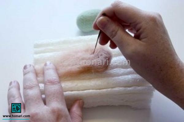 آموزش ساخت عروسک حشرات کچه دوزی-مرحله 3 بر روی فرچه یا فوم گذاشته و بصورت یک اشک بزرگ(به اندازه بدن) سوزن زنی کنید.