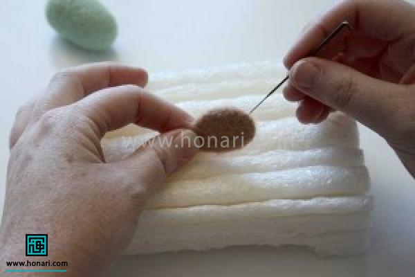 آموزش ساخت عروسک حشرات کچه دوزی-مرحله 4 سوزن زدن را تا جایی ادامه دهید که دو طرف بال یکدست و منسجم شود