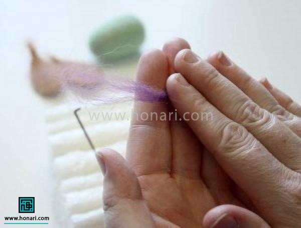 آموزش ساخت عروسک حشرات کچه دوزی-مرحله 5 به اندازه دور بدن الیاف بنفش برداشته و بین دو دست بتابانید