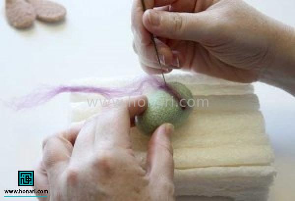 آموزش ساخت عروسک حشرات کچه دوزی-مرحله 6 الیاف تابیده شده را به صورت نواری روی بدن قرار داده و با سوزن زدن ثابت کنید.