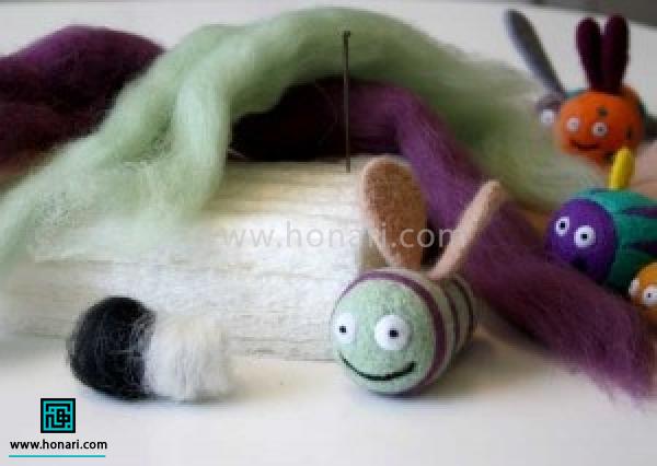 آموزش ساخت عروسک حشرات کچه دوزی-مرحله 10 عروسک زیبای ما آماده شد . نمد دوزی دنیایی از طرح ها و رنگ های متنوع و زیباست بیاین بیشتر از زیبایی هاش استفاده کنیم .