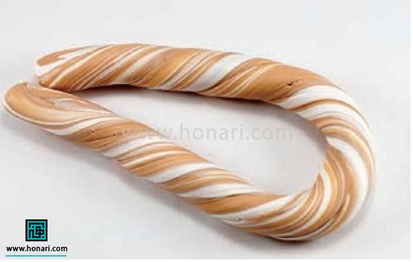 آموزش ساخت پیکسل با طرح پرنده-مرحله 2 بعد استوانه ی خمیری که به این صورت در آمده را خم می کنیم.