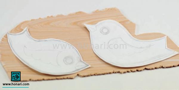 آموزش ساخت پیکسل با طرح پرنده-مرحله 6 الگوی پرنده ای که داریم رو روی خمیر قرار می دیم.