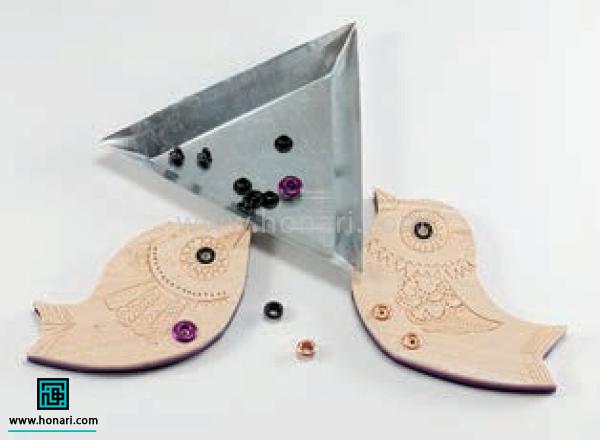 آموزش ساخت پیکسل با طرح پرنده-مرحله 9 منجوق ها رو در محل های مورد نظرمون قرار می دیم و روی کار کمی فشار می دیم تا ثابت بشن.