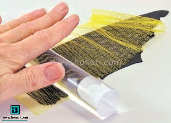 آموزش ساخت پیکسل با طرح پرنده-مرحله 10 یک لایه خمیر مشکی رو با کمک وردنه باز می کنیم و برای بافت دار کردن اون از یک توری پارچه ای یا پلاستیکی کمک می گیریم.