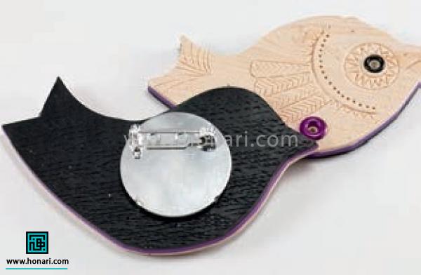 آموزش ساخت پیکسل با طرح پرنده-مرحله 12 بعد از خشک شدن کامل خمیر سوزن پیکسل رو به وسیله ی چسب پشت کار نصب می کنیم.