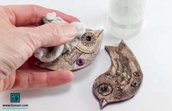 آموزش ساخت پیکسل با طرح پرنده-مرحله 14 با استفاده از یک تکه پارچه و کمی حلال رنگهای سطح کار رو پاک می کنیم به این صورت تا فقط درون خطوط فرورفته سیاه به نظر برسه.