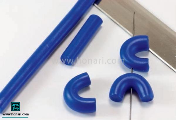 گردنبند مهره ای-مرحله 2 برای ساخت مهره های نعلی شکل هم ابتدا استوانه ای به قطر 7 میلی متر می سازیم و اون رو به قطعاتی با طول دو سانتی متر برش می زنیم هر قطعه رو به صورتی که در تصویر می بینید خم می کنیم و سوزن رو به آرامی از دو طرف اون رد می کنیم تا خشک بشه.