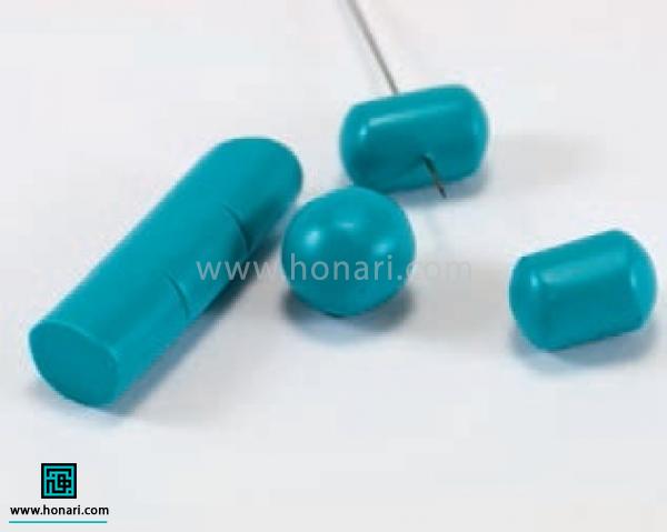 گردنبند مهره ای-مرحله 4 برای ساخت مهره های استوانه ای هم مانند مرحله اول گلوله هارو میسازیم و با ورز دادن به آرومی روی سطح صاف اون ها رو به صورت استوانه های سرگردی که در تصویر مشاهده می کنید در میاریم.