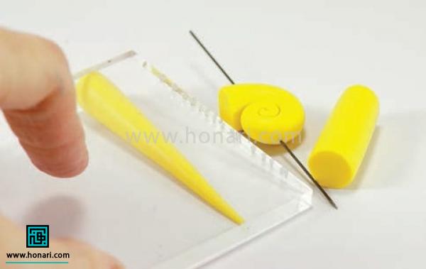 گردنبند مهره ای-مرحله 5 برای ساخت مهره های حلزونی استوانه های خمیری با قطر هفت میلی متر و طول دو سانتی متر میسازیم و با کمک یک ابزار تخت خمیر رو به صورت قندیل های نوک تیزی در میاریم و بعد اون رو پیچ میدیم تا شکل حلزونی ایجاد بشه و سوزن رو از داخلش در می کنیم.