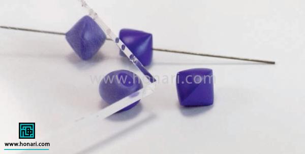 گردنبند مهره ای-مرحله 7 اینجا هم ابتدا گلوله های خمیری رو به تعداد مورد نیاز میسازیم و بعد با کمک یک ابزار تخت با شیبی که میخوایم مهره ها داشته باشن یک سمت اون ها رو به صورت مخروط در میاری و بعد سمت دیگه ی مهره رو به صورت مخروطی شکل می دیم.