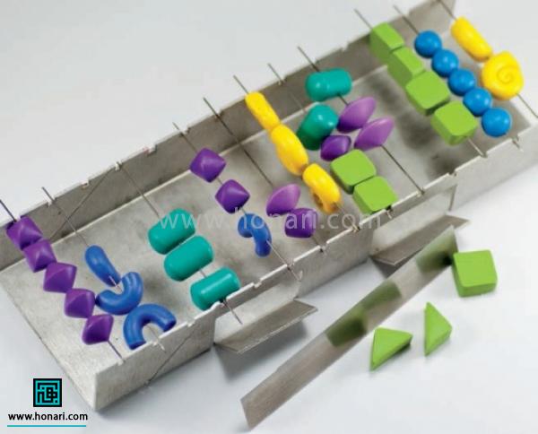 گردنبند مهره ای-مرحله 9 به این صورت همه ی مهره ها را با سوزن های داخلشون تا خشک شدن کامل نگه می داریم.