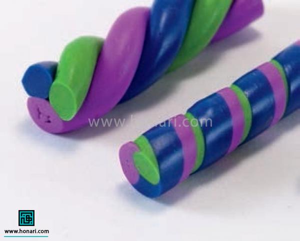 دستبند با مهره های خمیری-مرحله 2 بعد مجددا از هر رنگ خمیر یک استوانه می سازیم و هر سه رنگ رو در کنار هم قرار می دیم و به هم میتابونیم تا به صورتی که در تصویر مشاهده می کنید باهم ترکیب بشن. از این ترکیب هم مهره های کوچکی به اندازه ی مهره های تک رنگ می سازیم.