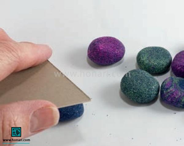 دستبند با مهره های خمیری-مرحله 5 با ابزار تختی مهره ها رو مجدد گرد میکنیم تا ذره های اکلیل به خوبی داخل اونها فرو بره و بعد با فشار کم ابزار سطح دایره ها رو کمی تخت می کنیم.