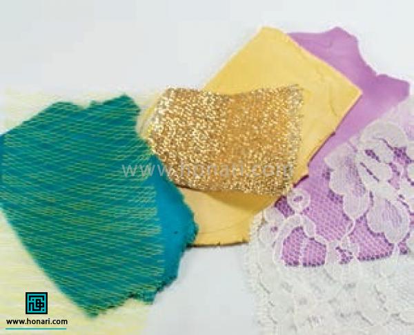 آموزش ساخت گوشواره با استفاده از خمیر فیمو-مرحله 1 ابتدا خمیر ها رو با کمک وردنه با ضخامت سه میلی متر باز می کنیم. طرح های دلخواهمون رو میتونیم از بین پارچه های دانتل و توری انتخاب کنیم.