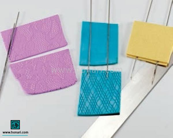 آموزش ساخت گوشواره با استفاده از خمیر فیمو-مرحله 3 برای هر جفت گوشواره دو سوزن بلند یا دو قطعه سیم رو بین دو لایه خمیر قرار می دیم که محل ردشدن میخ خواهد بود.