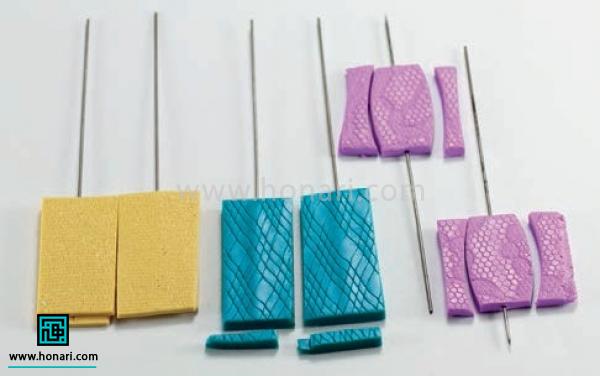 آموزش ساخت گوشواره با استفاده از خمیر فیمو-مرحله 4 و به این صورت کارها رو برش می زنیم و اضافه های خمیر رو بر میداریم. بعد از خشک شدن کار با رنگ روغنی یا شاپان و یک تکه ابر روی کار رو رنگ میکنیم تا داخل فرورفتگی ها کمی تیره بشه و بعد اضافه ی رنگ رو با پارچه تمیز می کنیم. اگر رنگ به راحتی تمیز نشد به کمک حلال میتونیم راحت اون رو از روی برجستگی های کار پاک کنیم. برای گوشواره ی طلایی رنگ هم از رنگ طلایی برای سایه زدن کار استفاده می کنیم.