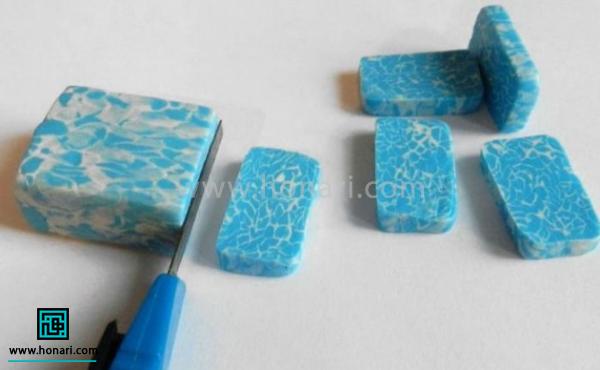 آموزش ساخت دستبند از خمیر فیمو با طرح فیروزه-مرحله 5 خمیر را به صورت یک مکعب مستطیل در می آوریم و از عرض برش می زنیم.