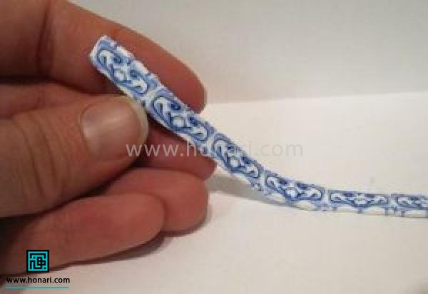 آموزش ساخت تخم مرغ رنگی با خمیر فیمو طرح دار-مرحله 4 ردیف بعدی رو با برش های مستطیل شکل از خمیر می سازیم و بالای نوار آبی تیره وصل می کنیم.