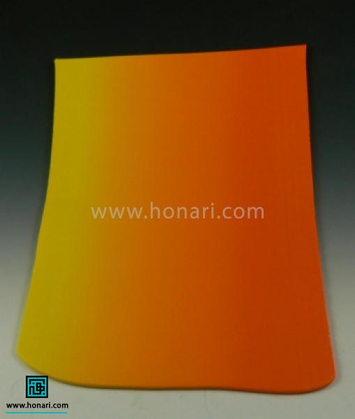 آموزش ساخت گل آفتابگردان با خمیر فیمو-مرحله 2 برای این کار دو رنگ خمیر رو کنار هم میذاریم و با وردنه بهم متصلشون میکنیم.طوریکه پوسته ی دورنگ زیر به دست بیاد.