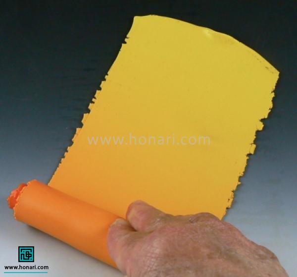 آموزش ساخت گل آفتابگردان با خمیر فیمو-مرحله 3 حالا کار رو لوله میکنیم.