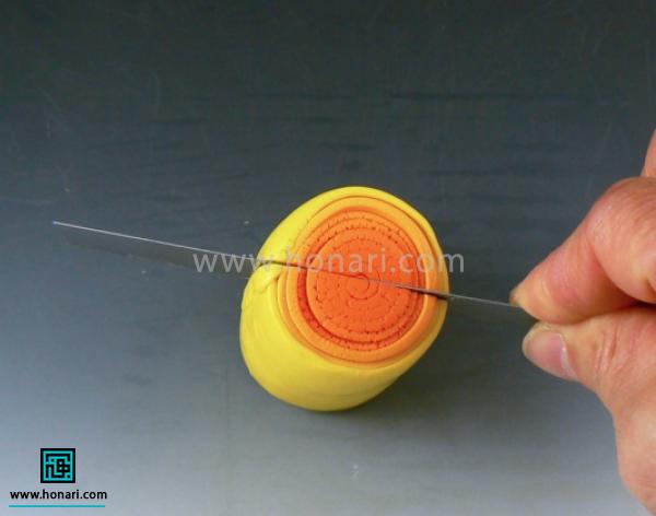 آموزش ساخت گل آفتابگردان با خمیر فیمو-مرحله 5 به کمک کاتر بزرگ از وسط یه برش بدین.