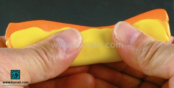 آموزش ساخت گل آفتابگردان با خمیر فیمو-مرحله 7 هرقسمت رو به طور جداگانه تا بزنین. بطوریکه قسمت نارنجی رنگ وسط قرار بگیره.
