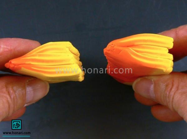 آموزش ساخت گل آفتابگردان با خمیر فیمو-مرحله 12 طیق شکل گوشه ی نارنجی رنگ رو باریک کنید.