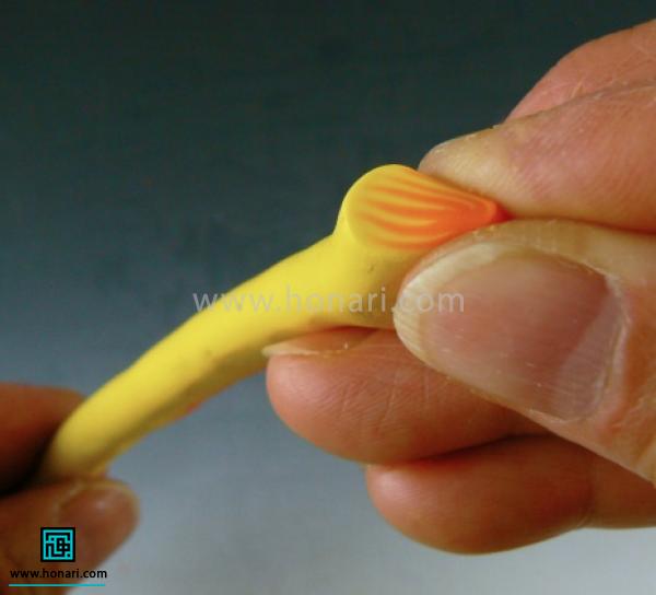 آموزش ساخت گل آفتابگردان با خمیر فیمو-مرحله 15 دوباره به سر کار شکل گلبرگ بدین.