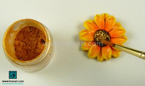 آموزش ساخت گل آفتابگردان با خمیر فیمو-مرحله 20 به کمک رنگ انگشتی مقداری جلای طلایی به کار میدیم.