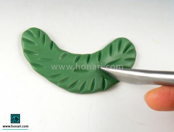 آموزش ساخت گل آفتابگردان با خمیر فیمو-مرحله 21 حالا با خمیر سبز برگشو درست میکنیم.